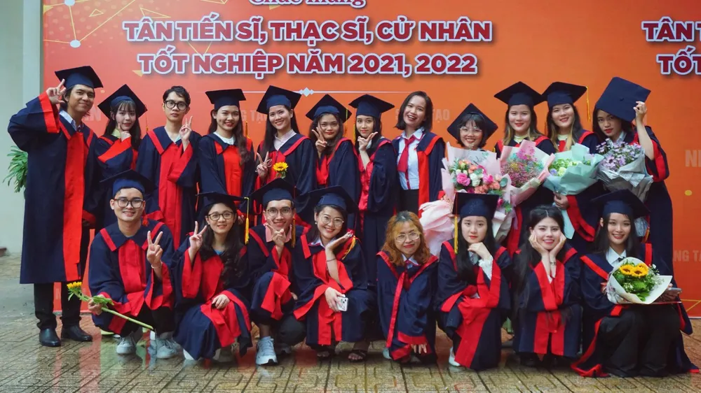 Lễ phục tốt nghiệp được các trường Đại học thiết kế riêng mang dấu ấn của ngôi trường mình. Ảnh: THẢO PHƯƠNG. Lễ phục tốt nghiệp được các trường Đại học thiết kế riêng mang dấu ấn của ngôi trường mình. Ảnh: THẢO PHƯƠNG.