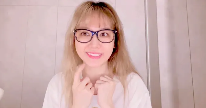 Hari Won chia sẻ về gương mặt bị lệch khi cười trong video đăng tải. Ảnh: Chụp màn hình.