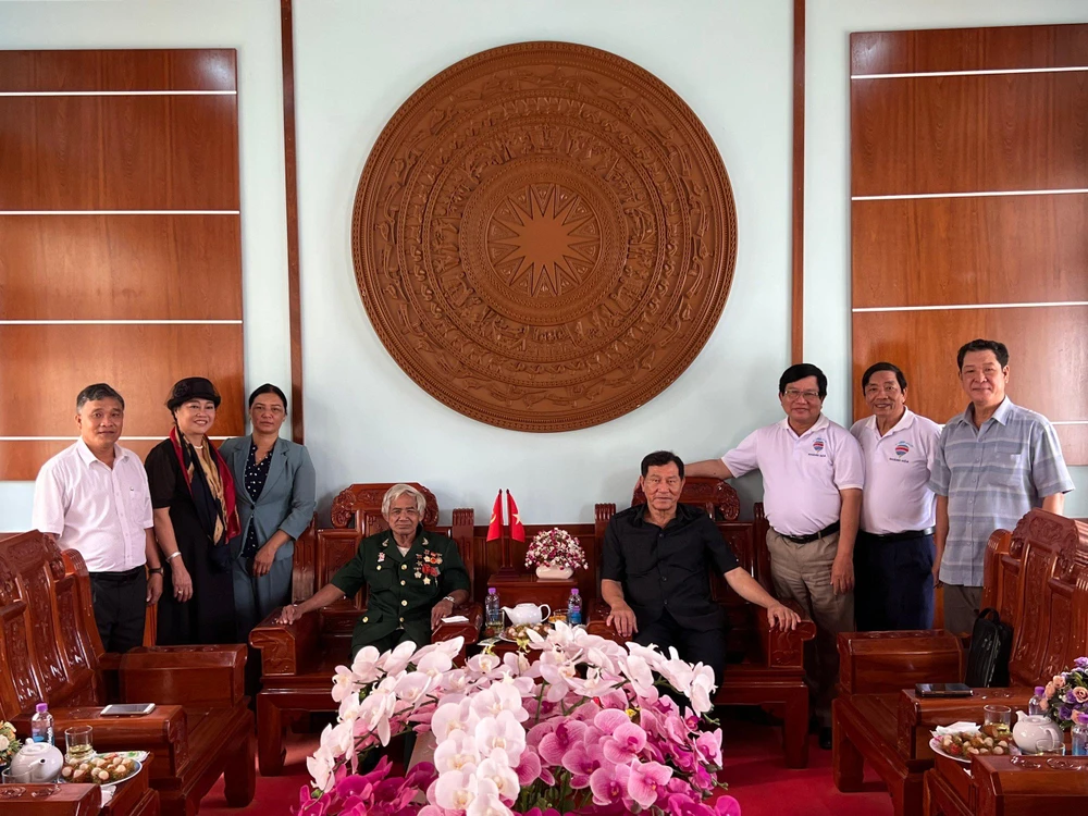 Trung tướng phi công Vũ trụ Phạm Tuân, Anh hùng LLVTND (bên phải) và Anh hùng LLVTND, người con của quê hương Khánh Sơn - Bo Bo Tới (bên trái). Ảnh: CÔNG THI. Trung tướng phi công Vũ trụ Phạm Tuân, Anh hùng LLVTND (bên phải) và Anh hùng LLVTND, người con của quê hương Khánh Sơn - Bo Bo Tới (bên trái). Ảnh: CÔNG THI.