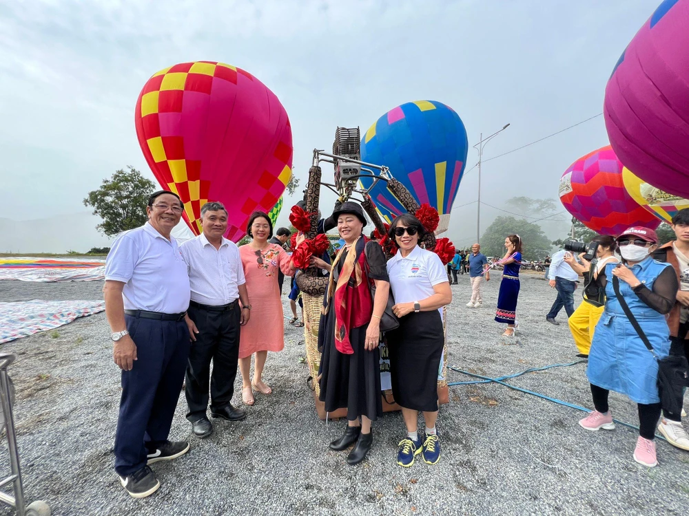 Đông đảo người dân đến tham dự trình diễn khinh khí cầu. Ảnh: CÔNG THI. Đông đảo người dân đến tham dự trình diễn khinh khí cầu. Ảnh: CÔNG THI.