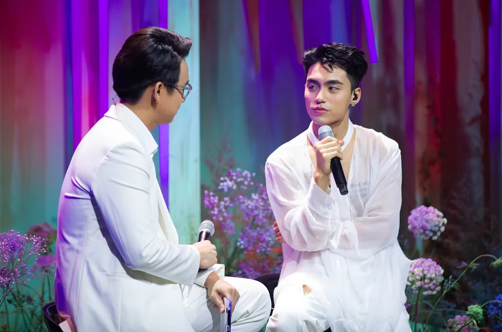 MONO, tên thật là Nguyễn Việt Hoàng, sinh ngày 20.1.2000, đến từ Thái Bình. Việt Hoàng là em trai của Sơn Tùng M-TP. Ảnh: BTC. MONO, tên thật là Nguyễn Việt Hoàng, sinh ngày 20.1.2000, đến từ Thái Bình. Việt Hoàng là em trai của Sơn Tùng M-TP. Ảnh: BTC.