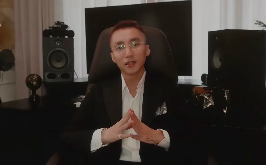 Sơn Tùng M-TP chúc mừng em trai qua màn ảnh nhỏ. Ảnh: Chụp màn hình. Sơn Tùng M-TP chúc mừng em trai qua màn ảnh nhỏ. Ảnh: Chụp màn hình.