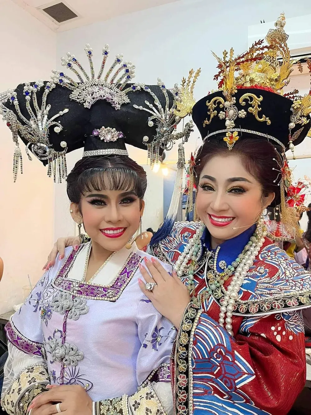 NSƯT Thoại Mỹ và nghệ sĩ Bình Tinh trong vở &quot;Hoàn Châu cách cách&quot;. Ảnh: NSCC.