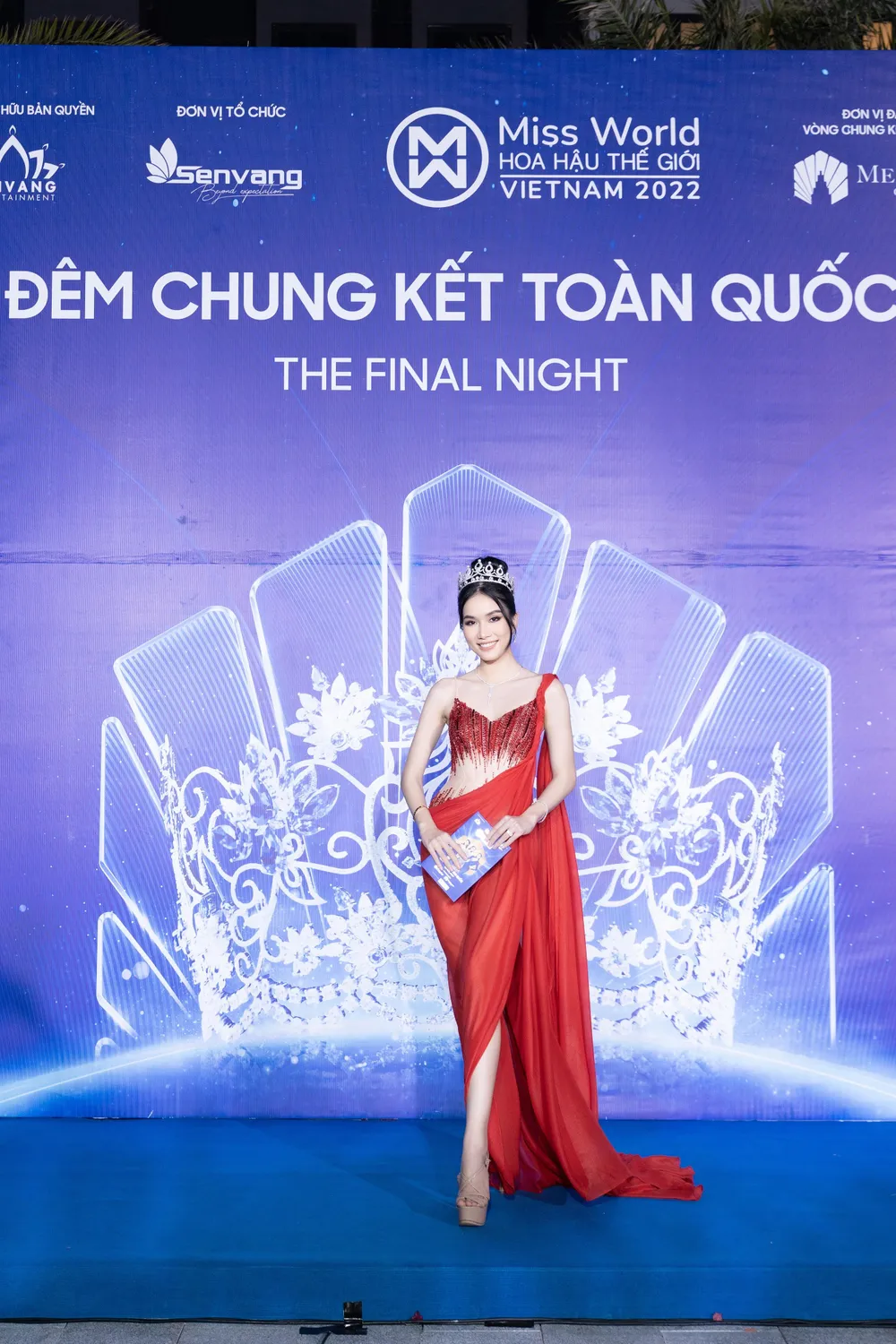 Á hậu Phương Anh nổi bật với thiết kế dạ hội màu đỏ, dáng xẻ cao. Vào cuối năm 2022, Phương Anh dự kiến tham gia cuộc thi Hoa hậu Quốc tế 2022 (Miss International 2022) tại Nhật Bản.