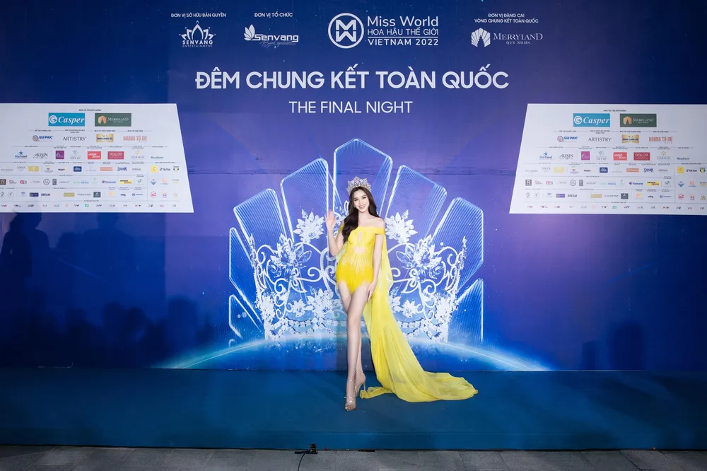 Hoa hậu Việt Nam Đỗ Thị Hà xuất hiện trong chiếc váy vàng nổi bật với những đường cắt táo bạo.