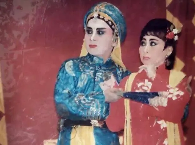 NSƯT Linh Hiền (áo xanh) trong một vở diễn. Ảnh: TL.