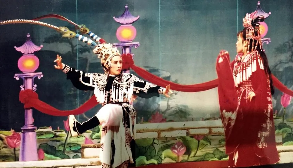 NSƯT Ngọc Dung (trái) trong vai Lữ Bố. Ảnh: NSCC