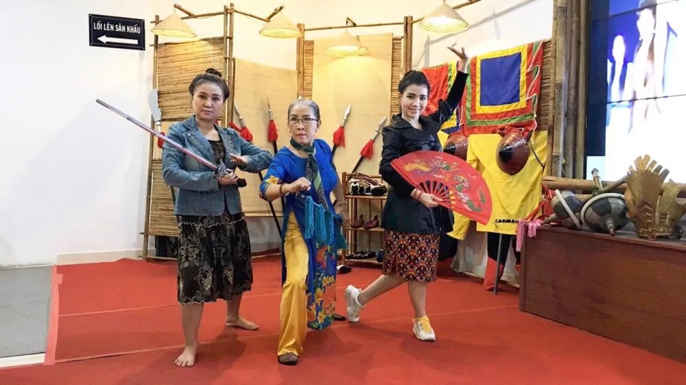 Nữ nghệ sĩ vẫn miệt mài truyền nghề, đào tạo lớp diễn viên trẻ. Ảnh: NSCC.