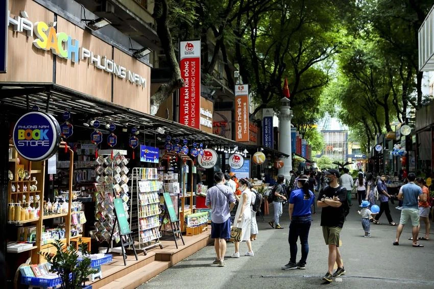Cụ thể, từ đầu năm 2022, hoạt động kinh doanh tại Đường sách TP.HCM tăng trưởng mạnh sau dịch COVID-19. Ngoài số lượng bạn đọc trong nước còn có sự tham gia của các du khách quốc tế. Ảnh: NGUYỆT NHI
