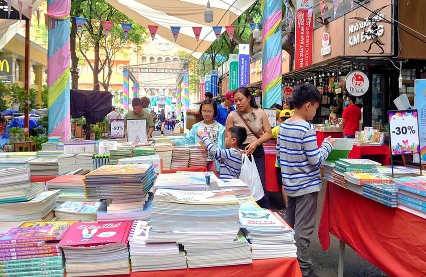 Hội sách thiếu nhi thu hút sự quan tâm của trẻ em và phụ huynh. Ảnh: TL.