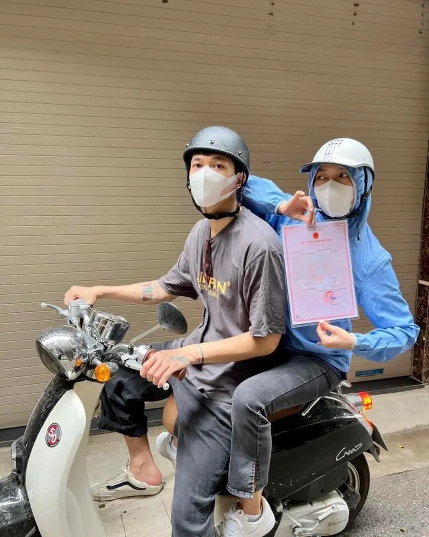 Anh Tú và Diệu Nhi khoe giấy đăng ký kết hôn. Ảnh: Facebook Anh Tú Anh Tú và Diệu Nhi khoe giấy đăng ký kết hôn. Ảnh: Facebook Anh Tú