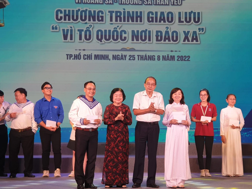 Bà Trương Mỹ Hoa, Nguyên Phó Chủ tịch nước cùng Trung tướng Phạm Văn Dỹ trao thưởng cho hai đội thi đạt giải nhất. Ảnh: HÀ NGUYỄN.