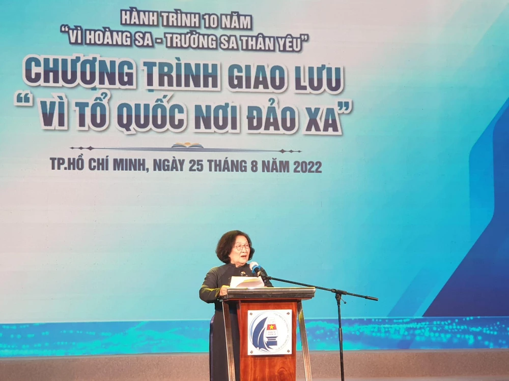 Bà Lê Minh Ngọc, Phó chủ nhiệm CLB "Vì Hoàng Sa, Trường Sa thân yêu" phát biểu tại buổi giao lưu. Ảnh: HÀ NGUYỄN.