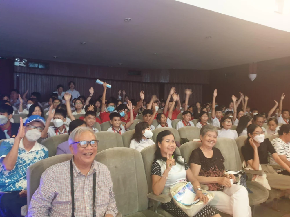 Ở phần "Thi đố tìm hiểu về chủ quyền đất nước trên biển" nhằm kiểm tra kiến thức cơ bản của chủ quyền đất nước trên biển đã diễn ra trong không khí sôi động với sự hưởng ứng nồng nhiệt của các hội viên có mặt trong hội trường.