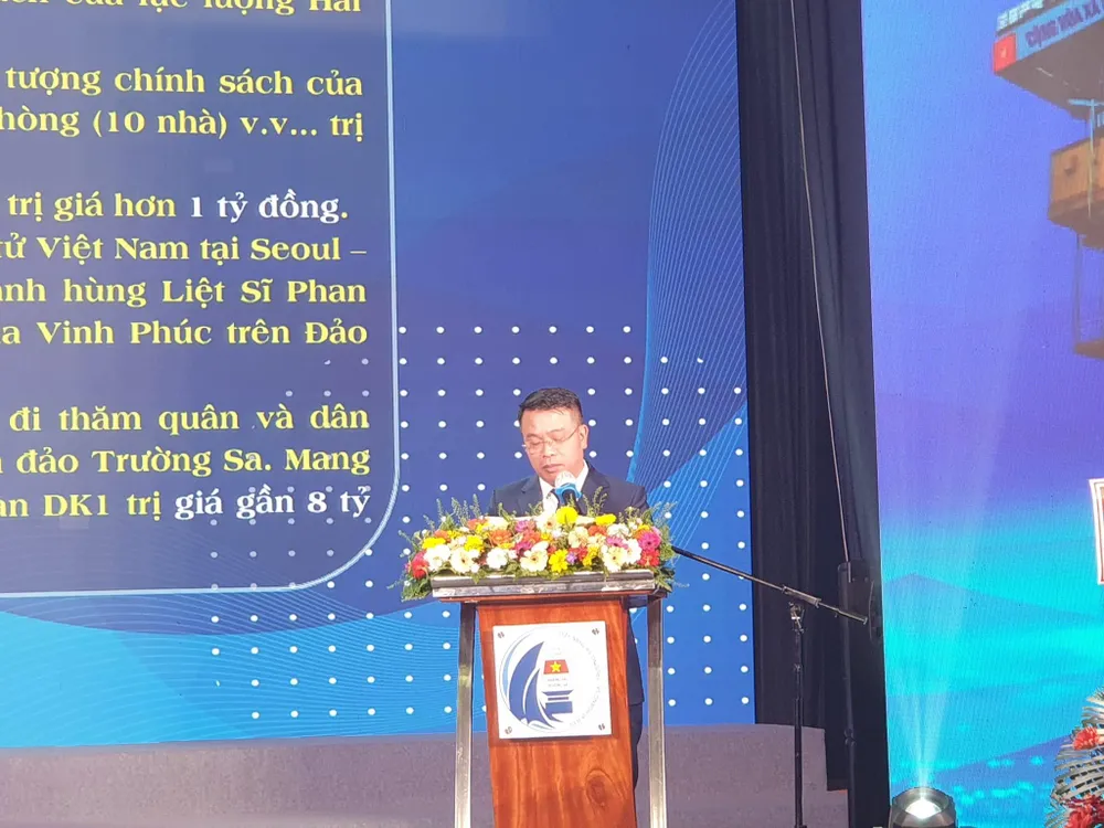 Ông Nguyễn Phan Khuê tổng kết chặng đường 8 năm của CLB &quot;Vì Hoàng Sa – Trường Sa thân yêu&quot;. Ảnh: HÀ NGUYỄN