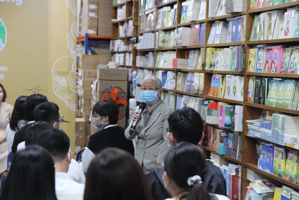 Độc giả Kim Tuyến (80 tuổi) đã bắt xe từ quận 7 đến tham gia và chia sẻ tại chương trình với mong muốn lắng nghe tâm tư của người trẻ để viết tốt hơn. Ảnh: NXB Trẻ Độc giả Kim Tuyến (80 tuổi) đã bắt xe từ quận 7 đến tham gia và chia sẻ tại chương trình với mong muốn lắng nghe tâm tư của người trẻ để viết tốt hơn. Ảnh: NXB Trẻ