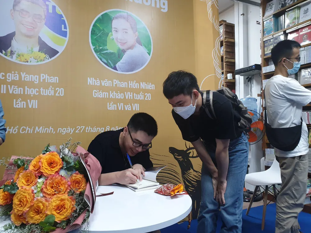 Tác giả Yang Phan ký tặng độc giả sau buổi giao lưu. Ảnh: VĂN HÀ Tác giả Yang Phan ký tặng độc giả sau buổi giao lưu. Ảnh: VĂN HÀ