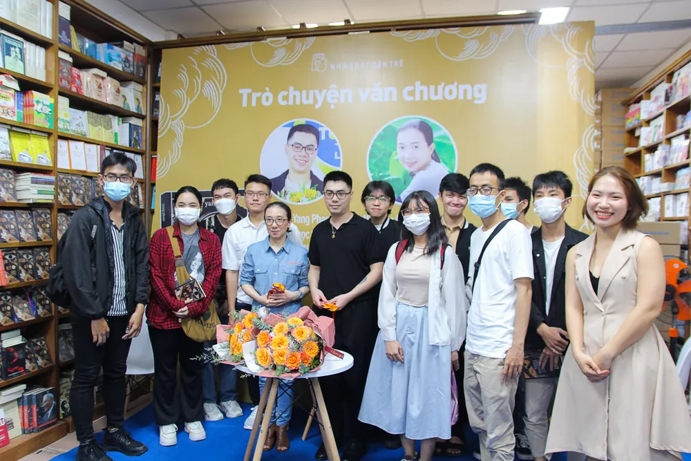 Độc giả hào hứng chụp cùng nhà văn Phan Hồn Nhiên và tác giả Yang Phan. Ảnh: NXB Trẻ Độc giả hào hứng chụp cùng nhà văn Phan Hồn Nhiên và tác giả Yang Phan. Ảnh: NXB Trẻ