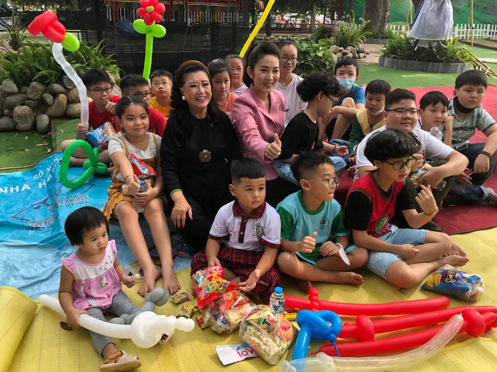 NSND Kim Cương cùng NSƯT Thanh Thúy vui chơi cùng các em. Ảnh: VĂN HÀ.