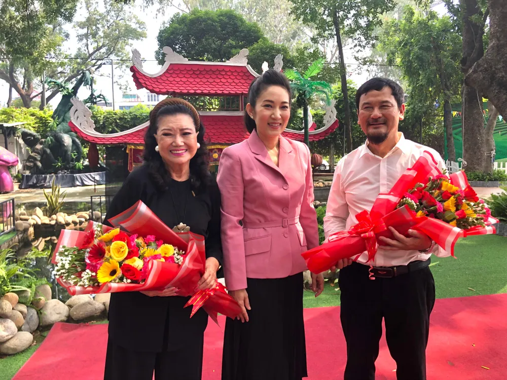NSƯT Thanh Thúy tặng hoa cho NSND Kim Cương và ông Lê Diễn, giám đốc Nhà hát nghệ thuật Phương Nam. Ảnh: VĂN HÀ.