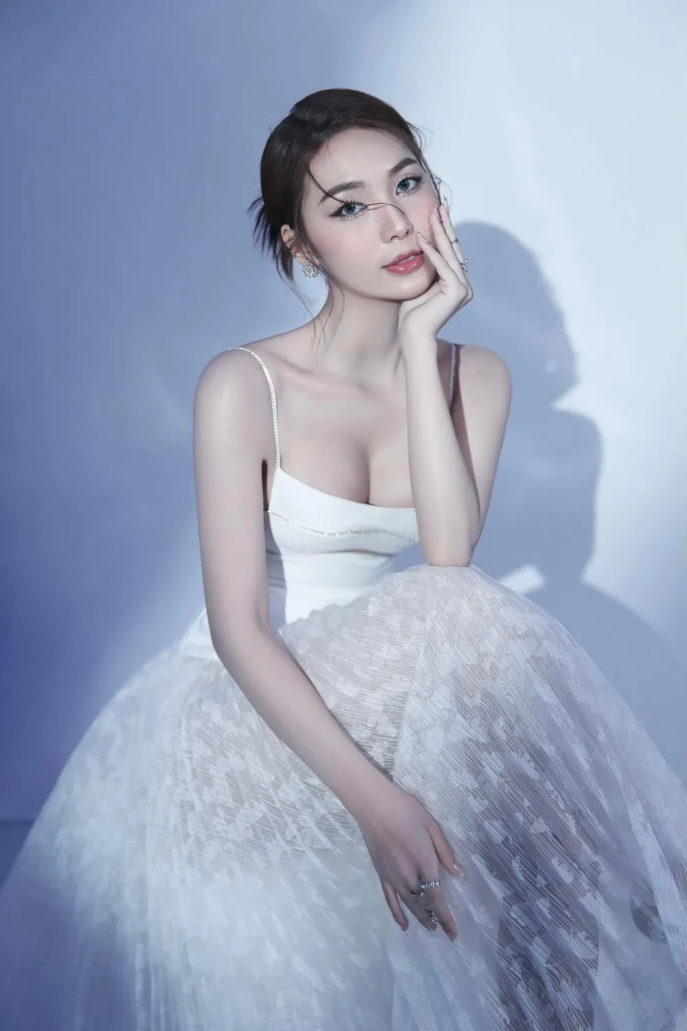 Kim Chi sinh năm 1997 đến từ Quảng Trị. Cô đã tốt nghiệp trường ĐH Khoa học Xã hội và Nhân văn - Đại học Quốc gia TP.HCM. Người đẹp cũng là một TikToker đình đám với 2,4 triệu lượt theo dõi. Hiện tại cô đang theo đuổi đam mê kinh doanh. Kim Chi sinh năm 1997 đến từ Quảng Trị. Cô đã tốt nghiệp trường ĐH Khoa học Xã hội và Nhân văn - Đại học Quốc gia TP.HCM. Người đẹp cũng là một TikToker đình đám với 2,4 triệu lượt theo dõi. Hiện tại cô đang theo đuổi đam mê kinh doanh.