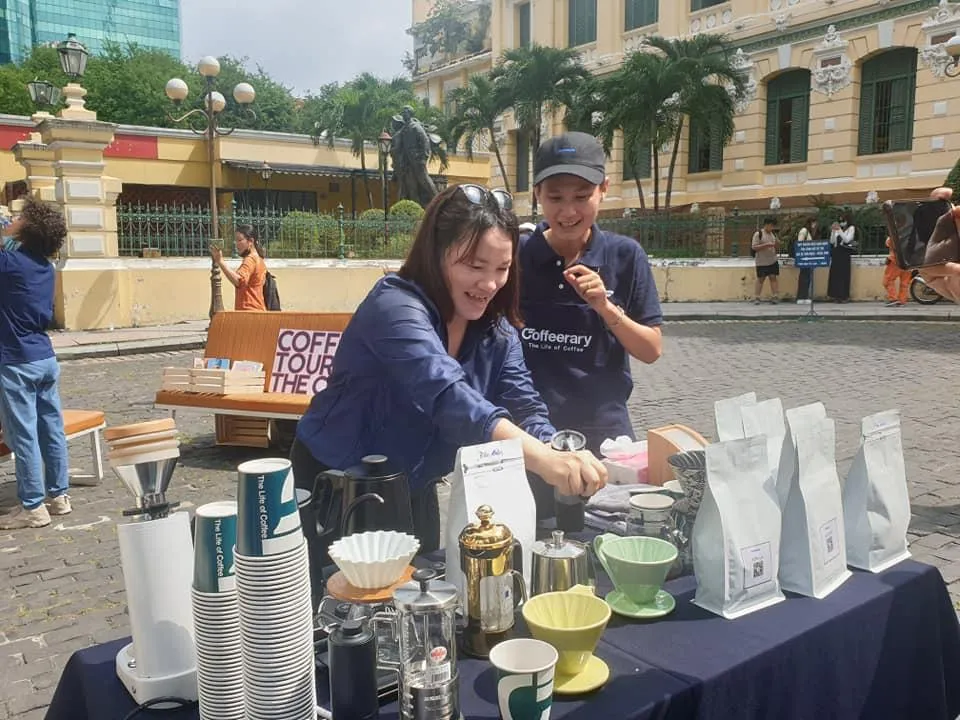 Đông đảo bạn trẻ đến trải nghiệm cách pha chế cà phê. Ảnh: HÀ NGUYỄN.