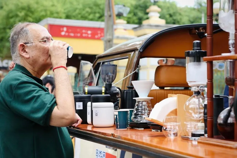 Nhiều du khách cũng tham gia thưởng thức cà phê. Ảnh: BTC.