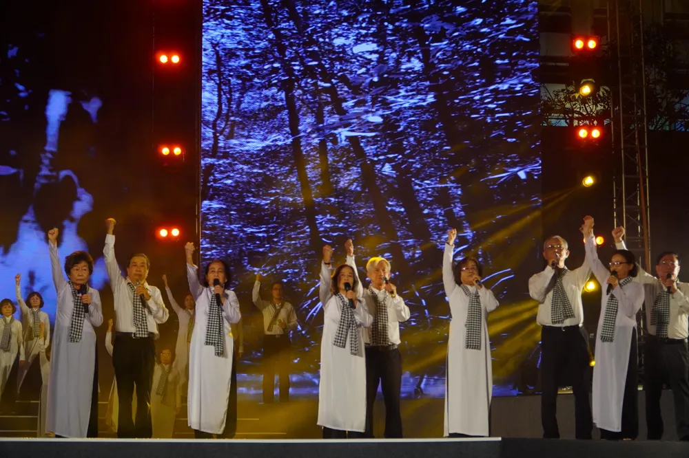 Câu lạc bộ Truyền thống Thành đoàn với liên khúc Xuống đường , Tin tưởng ca. Ảnh: V.H