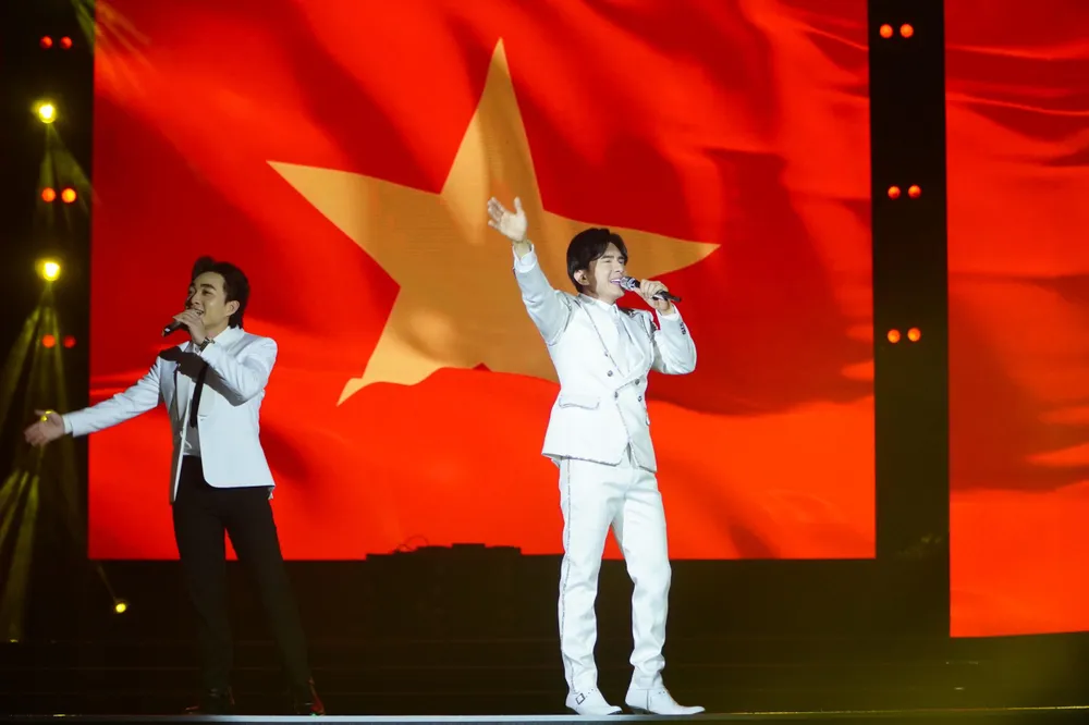 Ca sĩ Đan Trường khuấy động sân khấu với ca khúc Gọi tên Việt Nam. Ngay sau đó, anh chiêu đãi khán giả liên khúc làm nên tên tuổi gồm các ca khúc Đi về nơi xa - Mãi mãi 1 tình yêu - Tình khúc vàng.