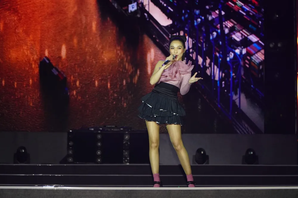 Ca sĩ Hiền Thục mang đến chương trình 2 ca khúc gợi nhớ lòng tự hào dân tộc như: Tự hào TP.HCM, Yêu dấu theo gió bay.