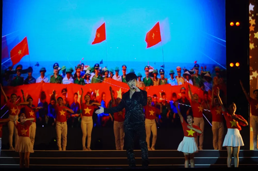 Ca sĩ Nathan Lee mang đến Giai điệu tự hào.