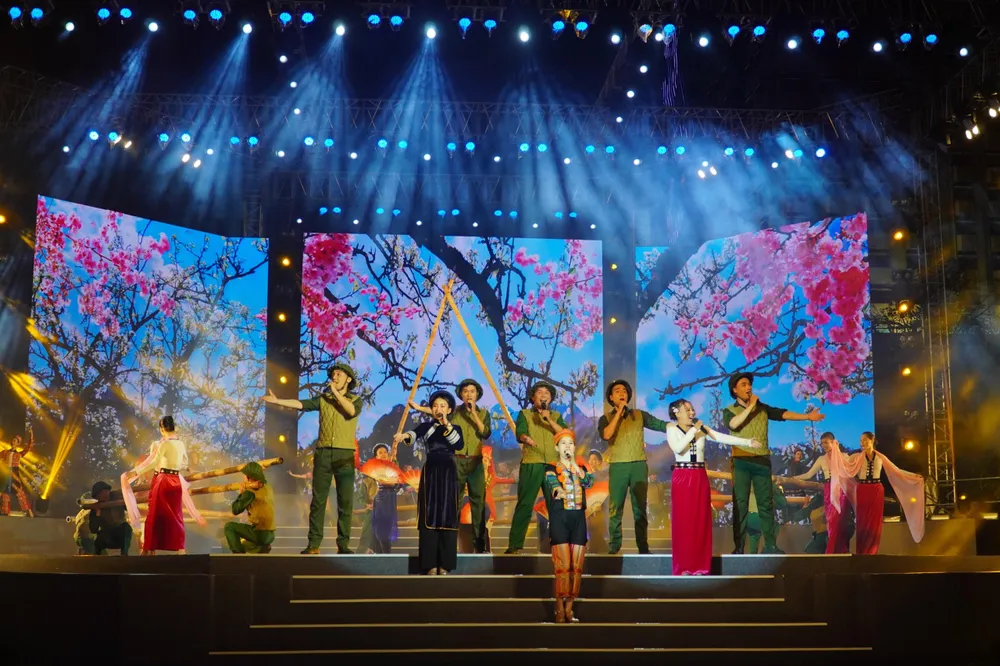 Liên khúc Hò kéo pháo, Đường lên phía trước, Chiến thắng Điện Biên. Ảnh:V.H