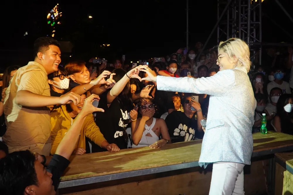 Vicky Nhung đưa khán giả đi đến khắp mọi miền đất nước qua ca khúc Việt Nam những chuyến đi, trong sự cổ vũ nồng nhiệt của khán giả.