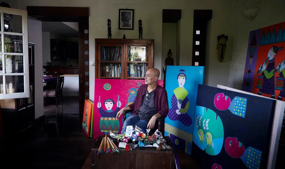 Hoạ sĩ Hoàng Phượng Vỹ bên cạnh các tác phẩm của mình. Ảnh: NVCC Hoạ sĩ Hoàng Phượng Vỹ bên cạnh các tác phẩm của mình. Ảnh: NVCC