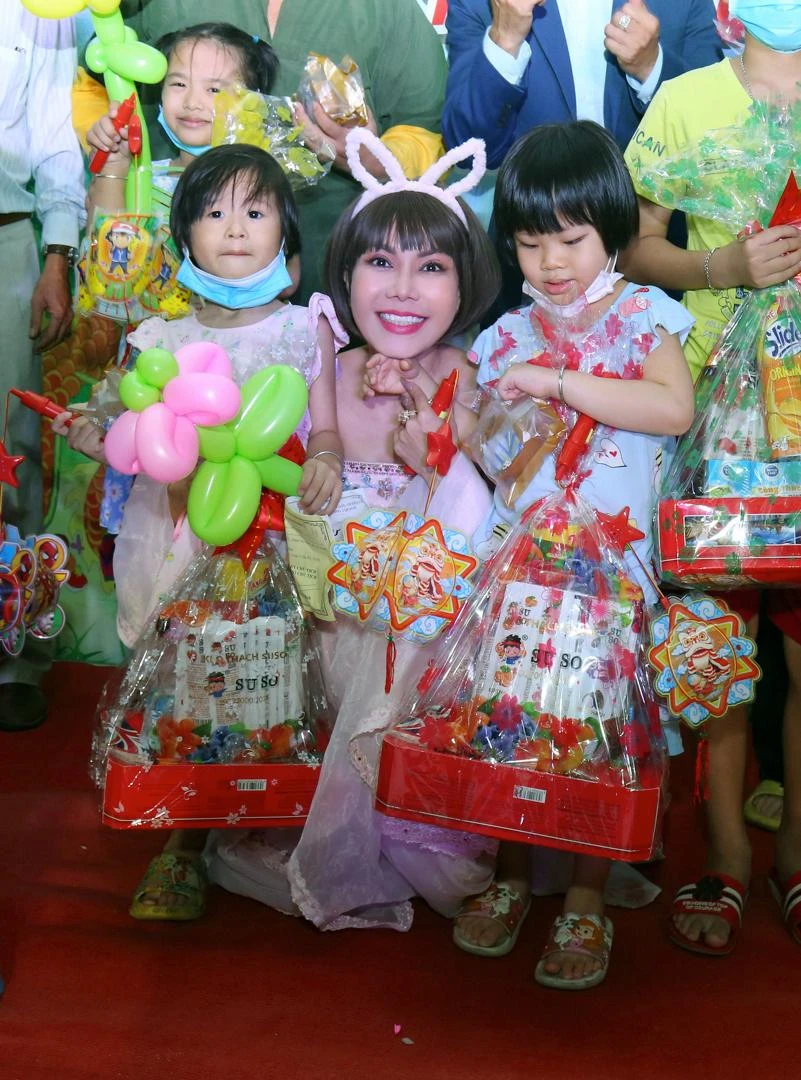 Vợ chồng Việt Hương tặng quà trung thu cho hàng trăm em nhỏ trên địa bàn phường 2, quận 10. Ảnh: NSCC.