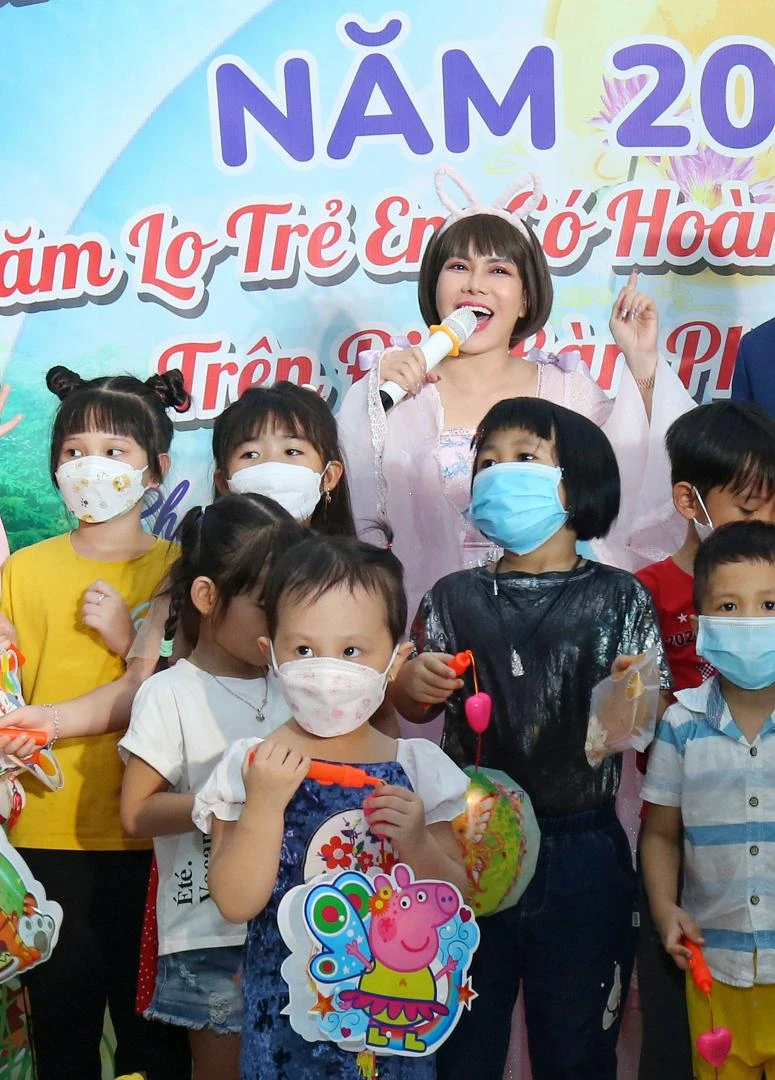 Các em nhỏ vui chơi cùng nghệ sĩ trong các tiết mục văn nghệ. Ảnh: NSCC