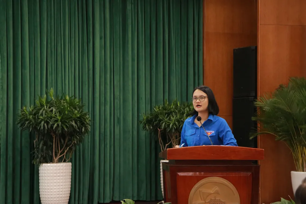 Bà Trần Thu Hà, Phó Bí thư thành đoàn, Phó trưởng ban thường trực ban chỉ đạo hoạt động hè TP báo cáo nhận định kết quả và đánh giá công tác chỉ đạo, tổ chức hoạt động Hè năm 2022. Ảnh: VÕ THƠ