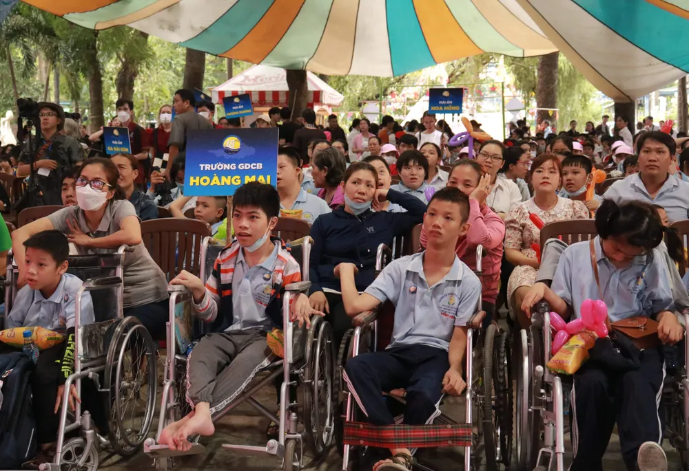 Đông đảo các cháu thiếu nhi từ các mái ấm tham gia “Nụ cười đêm trăng”. Ảnh: VÕ THƠ