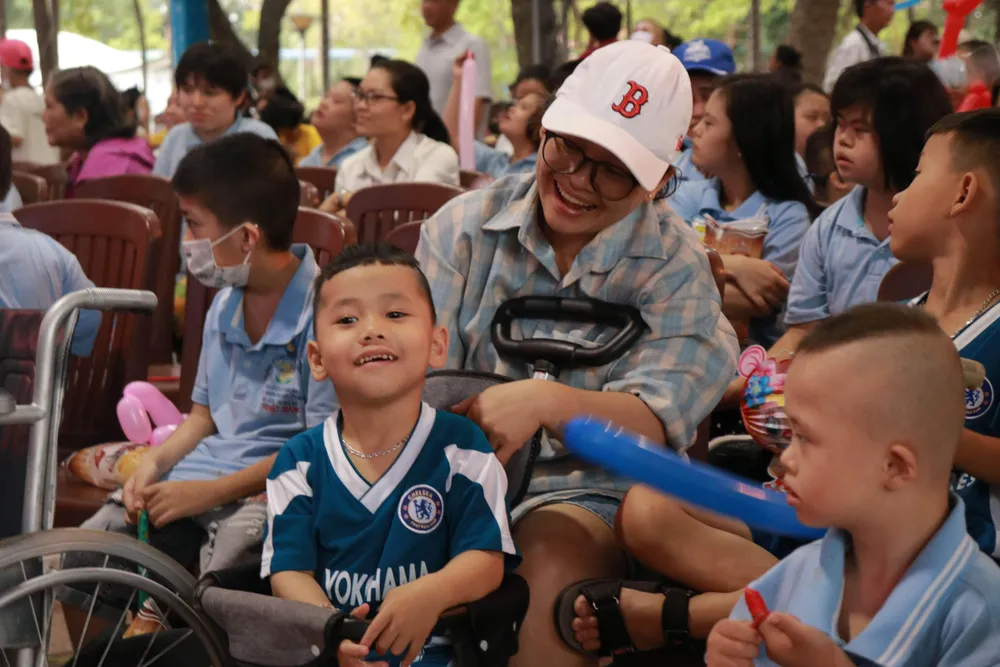 Đây là dịp để các cháu thiếu nhi thời gian vui vẻ bên người thân. Ảnh VÕ THƠ