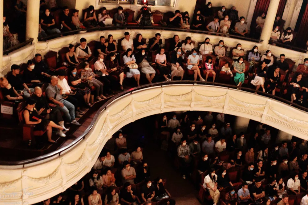 Đông đảo khán giả đến thưởng thức đêm diễn thứ 2 chương trình nghệ thuật giao hưởng “Giai điệu mùa thu” 2022. Ảnh: TRẦN HOÀNG SƠN Đông đảo khán giả đến thưởng thức đêm diễn thứ 2 chương trình nghệ thuật giao hưởng “Giai điệu mùa thu” 2022. Ảnh: TRẦN HOÀNG SƠN