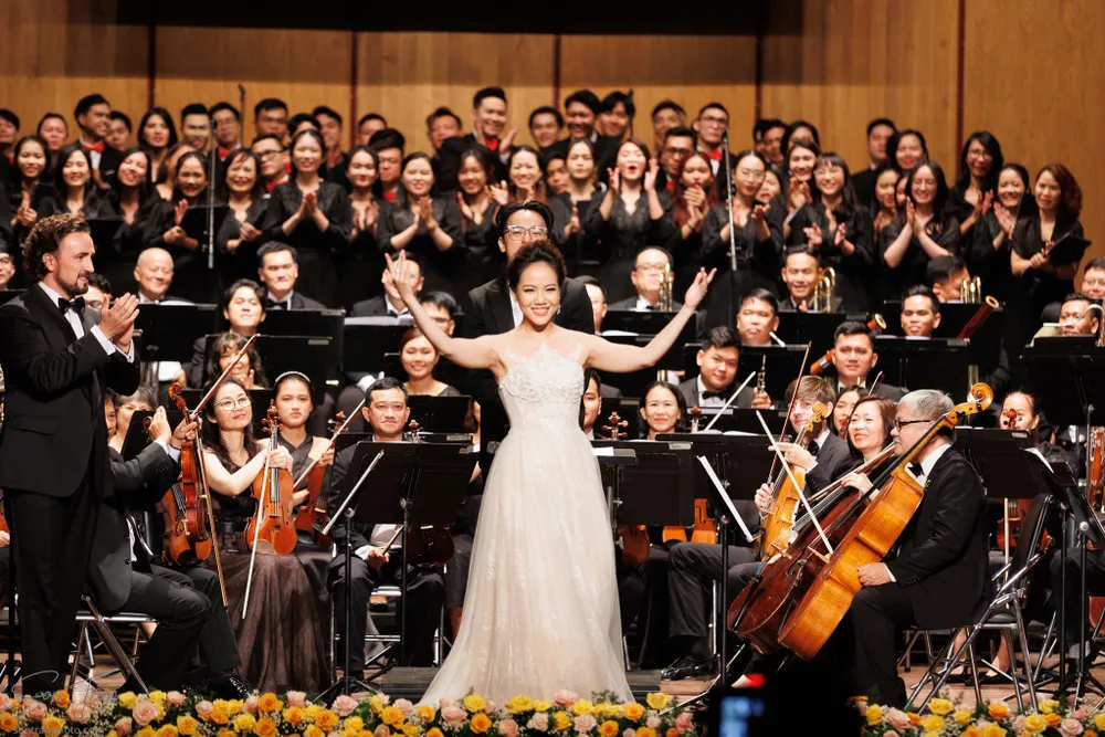 Ca sĩ Phạm Khánh Ngọc biểu diễn cùng dàn hợp xướng. Ảnh: TRẦN HOÀNG SƠN Ca sĩ Phạm Khánh Ngọc biểu diễn cùng dàn hợp xướng. Ảnh: TRẦN HOÀNG SƠN