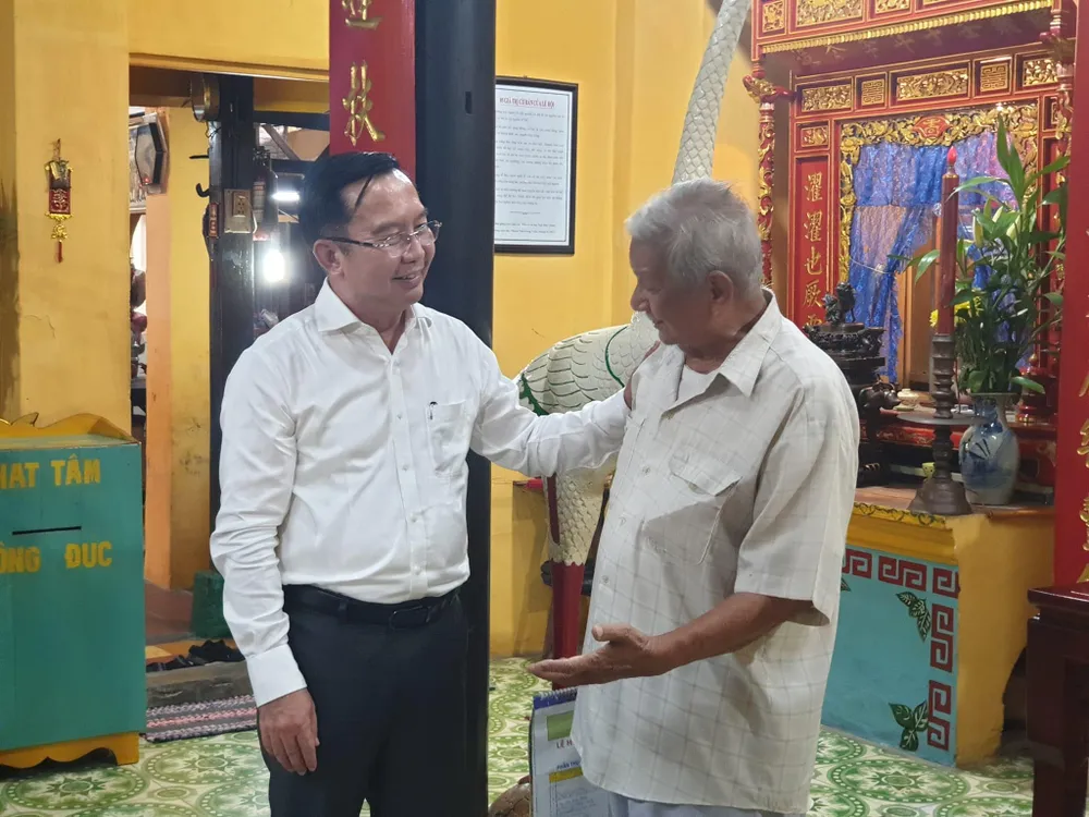 Trước những khó khăn đó, ông Thuận đã gửi lời cảm ơn cũng như khen ngợi những cố gắng của ông Châu. Ảnh: VĂN HÀ