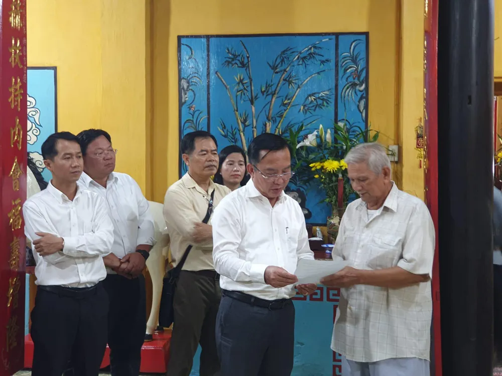 Ông Trần Thế Thuận, Giám đốc sở VH&amp;TT TP.HCM cùng đoàn khảo sát tại đình Xuân Hoà. Ảnh: VĂN HÀ