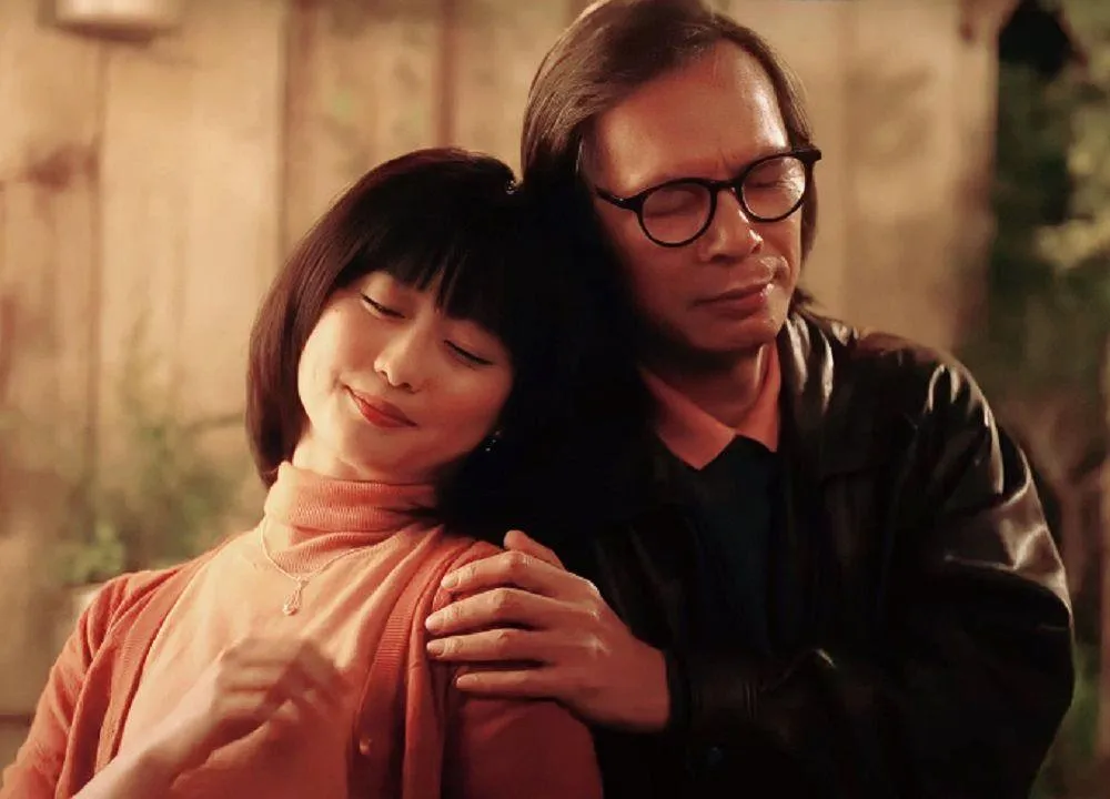 Michiko (Nakatani Akari) và nhạc sĩ Trịnh Công Sơn (NSƯT Trần Lực) trong phim &quot;Em và Trịnh&quot; . Ảnh: ĐPCC