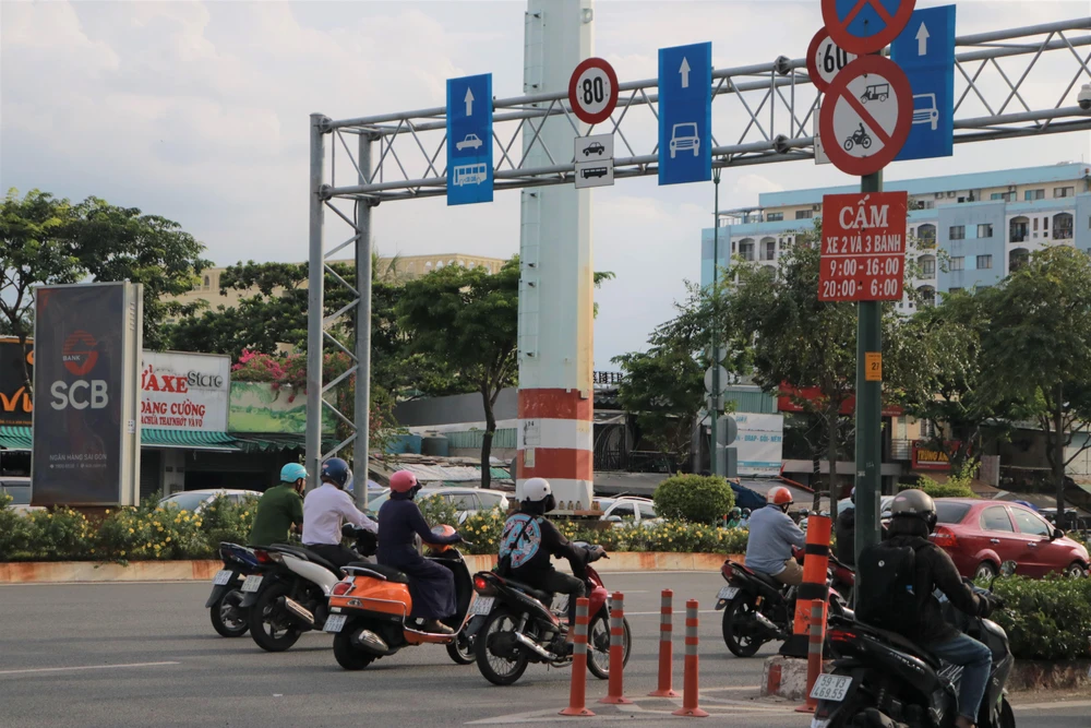 Để hạn chế tình trạng ùn tắc giao thông trên đại lộ Phạm Văn Đồng, Sở GTVT TP.HCM cho phép xe máy chạy vào một làn phần đường dành cho ô tô, đoạn từ đường số 38 (TP Thủ Đức) đến nút giao Nguyễn Thái Sơn (quận Gò Vấp) trong khoảng từ 6h-9h và 16h-20h.