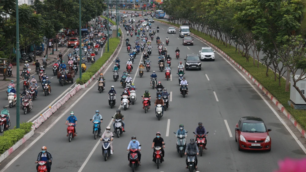 Những chiếc xe ô tô "khép nép" chạy ở làn đường trong cùng, nhường chỗ cho xe máy.