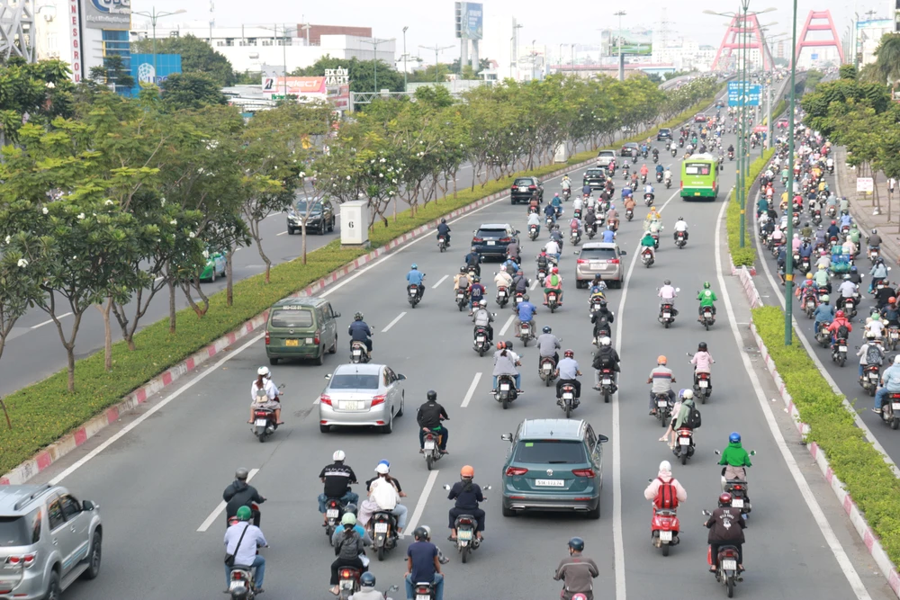 Tình trạng xe máy chen lấn làn đường của ô tô gây nên tình trạng hỗn loạn, bát nháo mất an toàn giao thông.