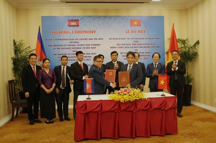 Ông Hoàng Đạo Cương và Quốc vụ khanh Long Ponnasirivath thực hiện lễ Ký kết hợp tác văn hóa - nghệ thuật giai đoạn 2023-2027 giữa Việt Nam và Campuchia. Ảnh: V.H