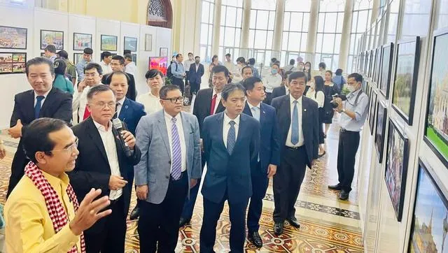 Thứ trưởng Bộ VHTT&amp;DL Hoàng Đạo Cương (trái) và các đại biểu tham quan triển lãm