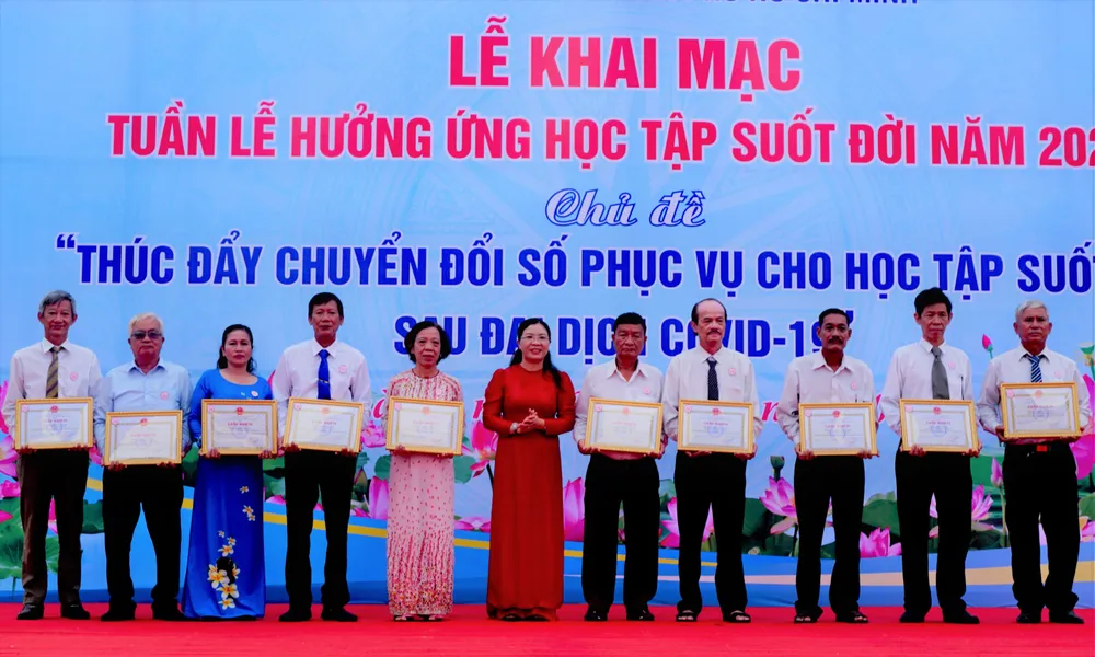 Bà Lê Thị Anh Thư, Phó Chủ tịch UBND huyện Nhà Bè, trao bằng khen cho các gia đình học tập tiêu biểu. Ảnh: KHÁNH AN